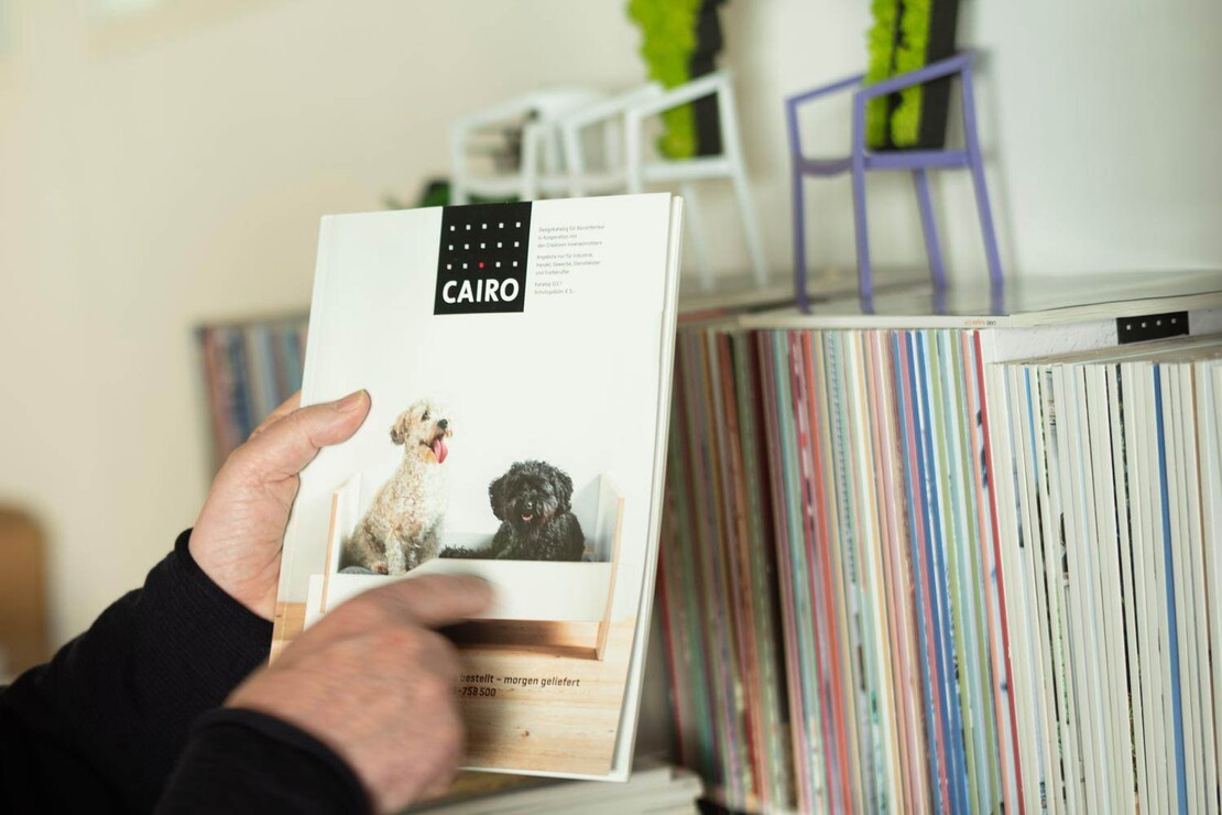 Gerhard Wolf mit dem Hundebett von Moormann