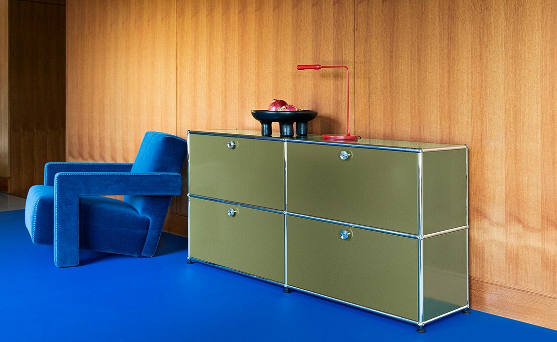 USM Haller Sideboard mit 4 Klapptüren in olivgrün USM Haller Sideboard mit 4 Klapptüren in olivgrün