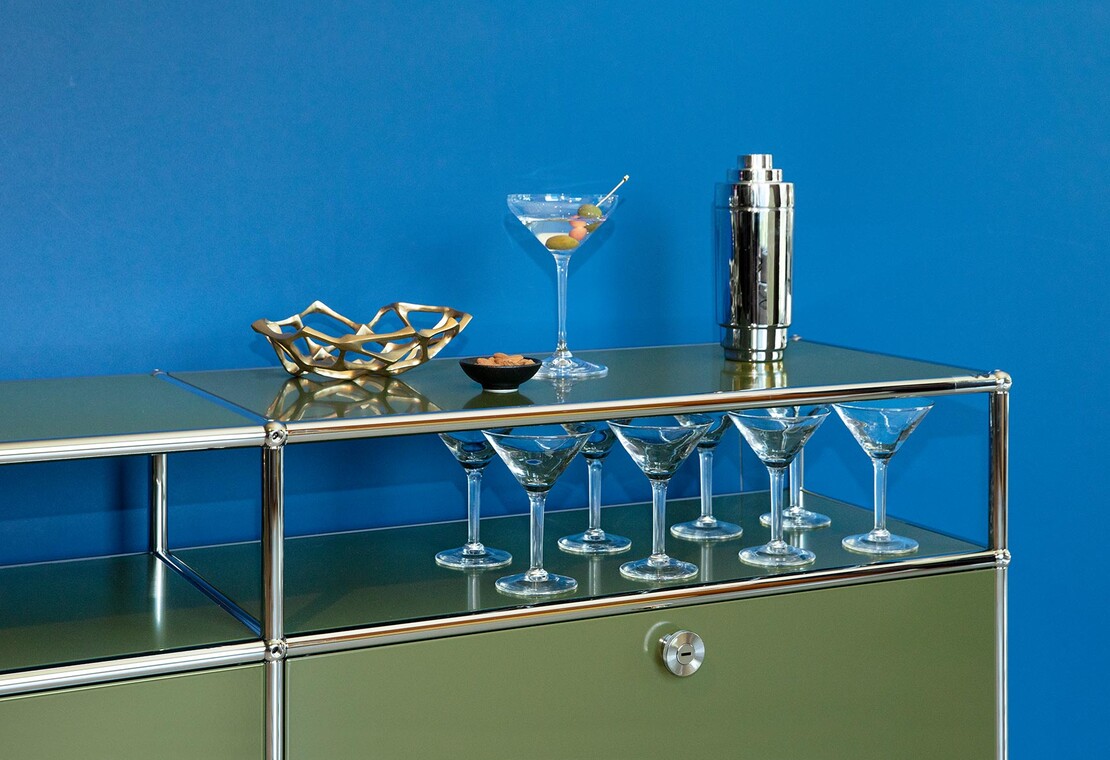 USM Haller Sideboard mit 2 Klapptüren in olivgrün USM Haller Sideboard mit 2 Klapptüren in olivgrün