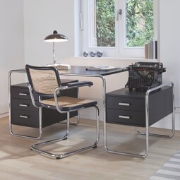 Thonet Schreibtisch S285 mit 3 und 2 Schüben | Esche offenporig schwarz decklackiert; Gestell: verchromt Thonet Schreibtisch S285 mit 3 und 2 Schüben | Esche offenporig schwarz decklackiert; Gestell: verchromt